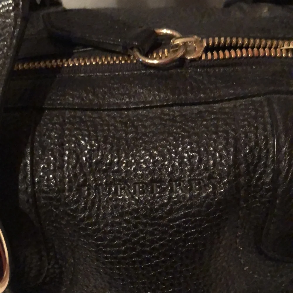 Beautiful and classic Burberry black textured leather buckle handbag (plaid int) - Picture 3 of 10